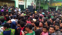 Sementara lokat karcis belum dibuka, mereka pun berbaris menanti loket dibuka.