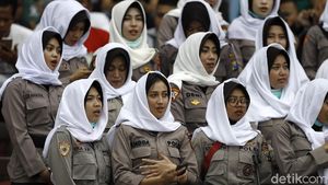 Begini Cara Tim Asmaul Husna Ademkan Bonek