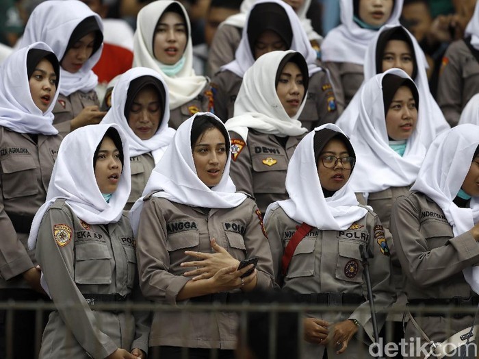 Puluhan personel Polisi Wanita (Polwan) yang mengenakan kerudung warna putih membuka Final Piala Gubernur Jatim 2020 dengan membacakan Asmaul Husna di tribune VVIP Stadion Gelora Delta, Sidoarjo, Jawa Timur, Kamis (20/2/2020).