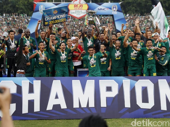 Persebaya Surabaya memastikan meraih gelar Piala Gubernur Jatim 2020. Di partai final, mereka mengalahkan Persija Jakarta yang bermain dengan 10 pemain 4-1.