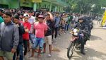 Ribuan Bonek Antre Demi Tiket Final Piala Gubernur Jatim