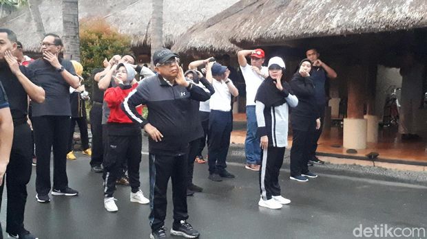 Wakil Presiden Ma'ruf Amin berolahraga pagi bersama istrinya, Wuri Estu, di Pantai Kuta Mandalika