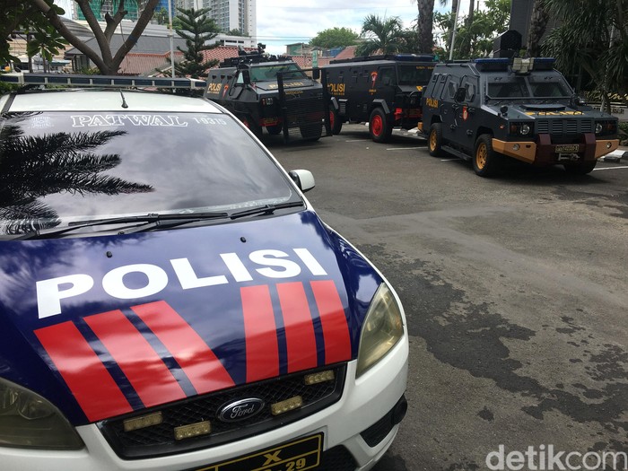 Rantis dan Baracuda Siap Kawal Persija Jakarta Persija Jakarta akan bertemu Persebaya Surabaya di Final Piala Gubernur Jatim 2020. Kendaraan taktis dan baracuda disiapkan untuk kawal tim Persija Jakarta.
