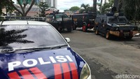 Polda Jawa Timur diketahui menyiapkan dua mobil Baracuda dan satu kendaraan taktis jelang laga pertandingan Final Piala Gubernur Jatim 2020 yang mempertemukan Persija Jakarta kontra Persebaya Surabaya di Stadion Gelora Delta Sidoarjo, Jawa Timur, Kamis (20/2/20220).