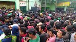 Ribuan Bonek Antre Demi Tiket Final Piala Gubernur Jatim