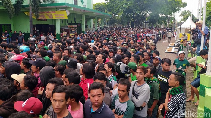 Final Piala Gubernur Jatim akan digelar di Stadion Gelora Delta Sidoarjo sore nanti. Ribuan Bonek telah antri demi membeli tiket pertandingan.
