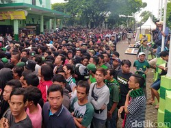 Perjuangan Bonek Berburu Tiket Laga Final Piala Gubernur Jatim 2020