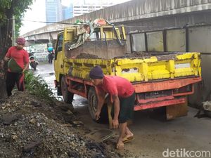 Camat Sebut Pemotor Terabas Kuburan Gegara Galian PLN di Jl Casablanca