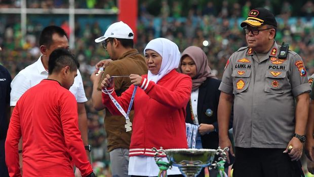 Manajer Persija Bambang Pamungkas mewakili tim untuk menerima penghargaan runner up.