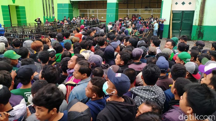 Final Piala Gubernur Jatim akan digelar di Stadion Gelora Delta Sidoarjo sore nanti. Ribuan Bonek telah antri demi membeli tiket pertandingan.