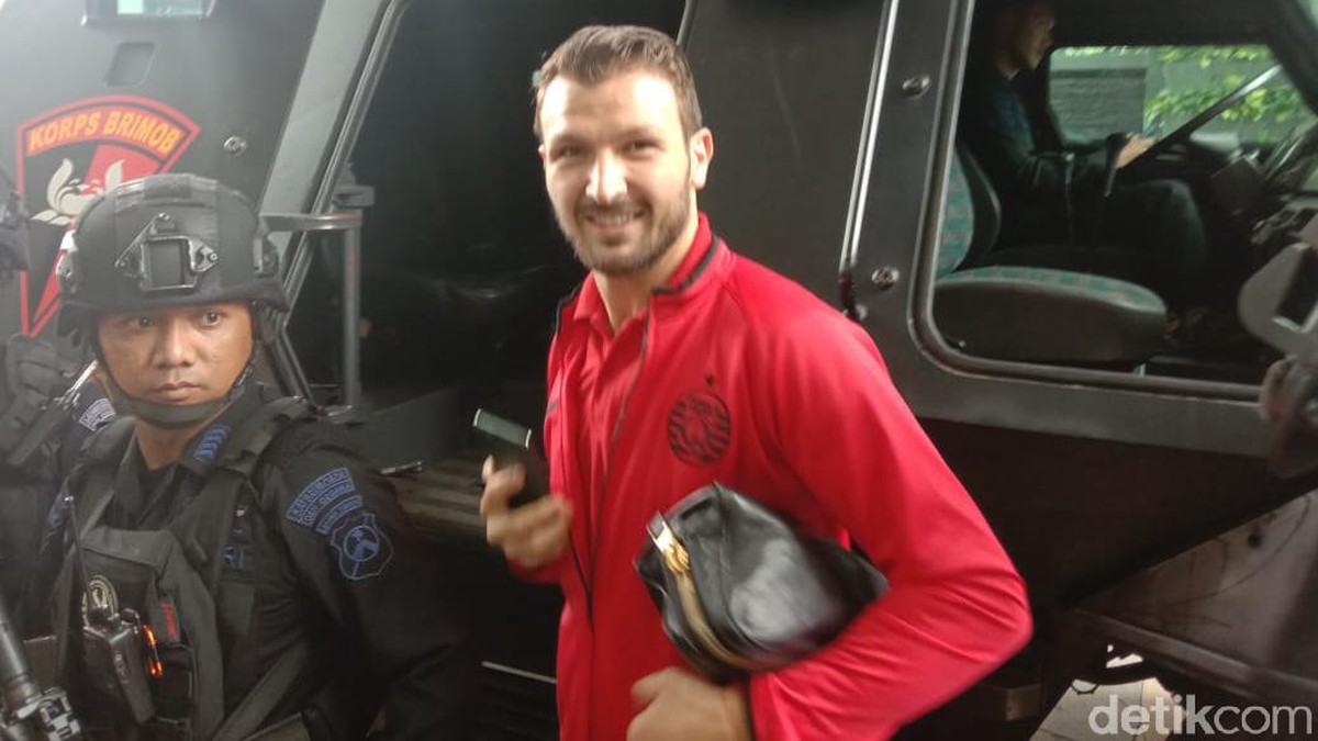 Ekspresi pemain Persija Jakarta, Marco Motta, saat akan naik barakuda. (Foto: detikcom/Faiq Azmi)