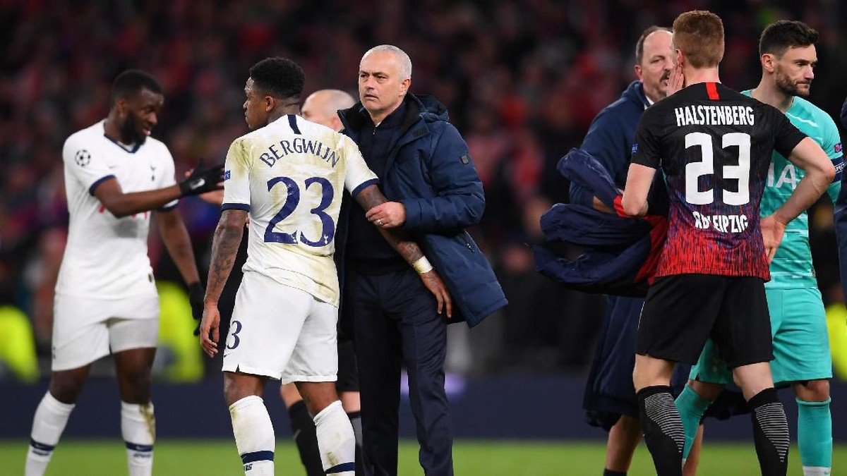 Jose Mourinho mengeluhkan minimnya opsi di lini serang Tottenham Hotspur menyusul cederanya Harry Kane dan Son Heung-min (Foto: Laurence Griffiths/Getty Images)