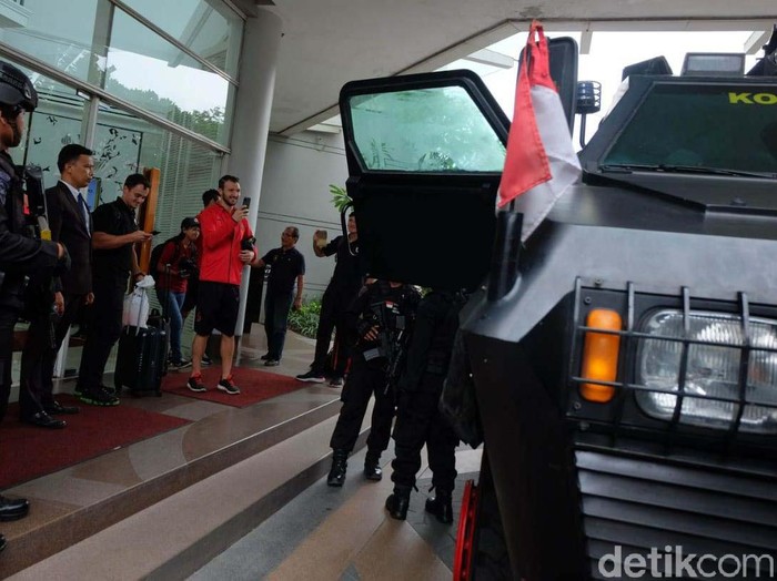 Para pemain Persija Jakarta diantar ke stadion Gelora Delta Sidoarjo dengan menaiki barracuda. Begini momennya.