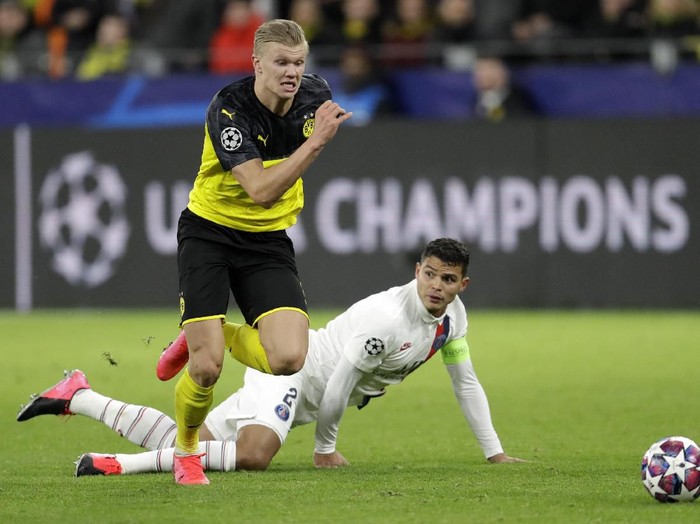 Dortmunds Erling Braut Haaland, left, duels for the ball with PSGs Thiago Silva during the Champions League round of 16 first leg soccer match between Borussia Dortmund and Paris Saint Germain in Dortmund, Germany, Tuesday, Feb. 18, 2020. (AP Photo/Michael Probst)