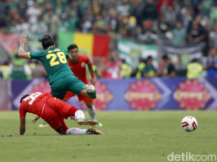 Persebaya Surabaya memastikan meraih gelar Piala Gubernur Jatim 2020. Di partai final, mereka mengalahkan Persija Jakarta yang bermain dengan 10 pemain 4-1.