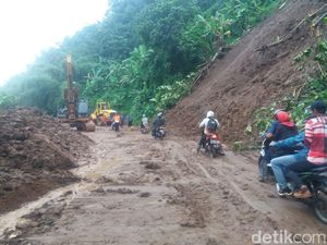 Longsor Sempat Tutup Akses Menuju TPA Sarimukti, BPBD: Hati-hati Licin