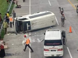 Minibus Sarat Penumpang Terguling di Tol Jombang-Mojokerto, 7 Penumpang Luka