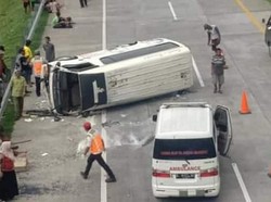 Minibus Sarat Penumpang Terguling di Tol Jombang-Mojokerto, 7 Penumpang Luka