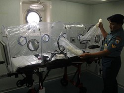 KRI Dr Soeharso Dilengkapi Kapsul Transporter, Ini Penampakannya