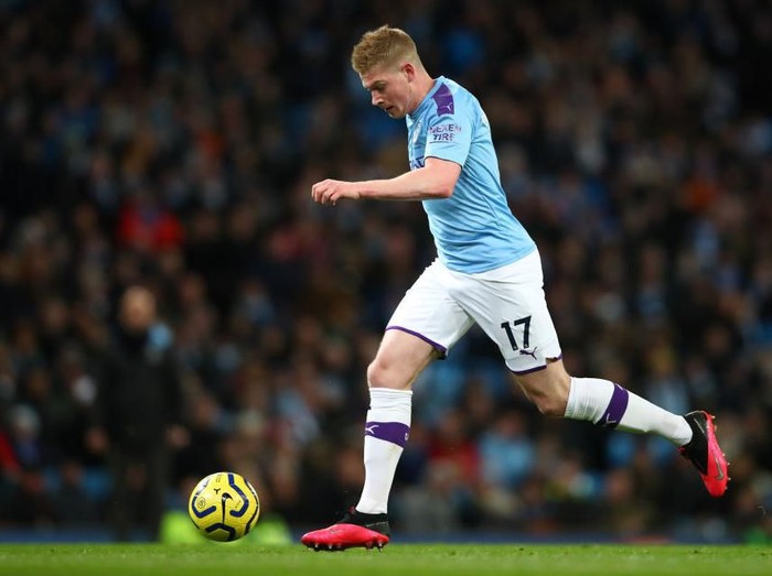 MANCHESTER, ENGLAND - FEBRUARY 19: Kevin De Bruyne of Manchester City in action during the Premier League match between Manchester City and West Ham United at Etihad Stadium on February 19, 2020 in Manchester, United Kingdom. (Photo by Clive Brunskill/Getty Images)
