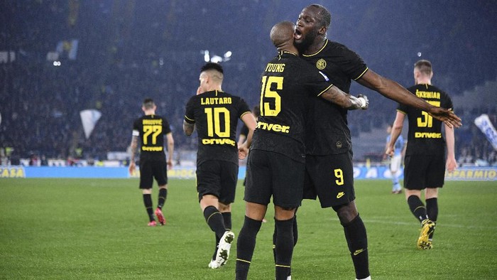 Inter Milan’s Ashley Young, left, celebrates with his teammate Romelu Lukaku after scoring his sides first goal during the Serie A soccer match between Lazio and inter Milan, at Romes Olympic stadium, Sunday, Feb. 16, 2020. (Alfredo Falcone/LaPresse via AP)