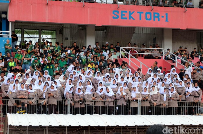 Begini Cara Tim Asmaul Husna Ademkan Bonek Puluhan personel Polisi Wanita (Polwan) yang mengenakan kerudung warna putih membuka Final Piala Gubernur Jatim 2020 dengan membacakan Asmaul Husna di tribune VVIP Stadion Gelora Delta, Sidoarjo, Jawa Timur, Kamis (20/2/2020).