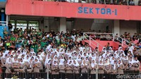 Puluhan Polwan dikerahkan untuk melancarkan jalannya laga Final Piala Gubernur Jatim 2020 antara Persebaya vs Persija di Stadion Gelora Delta, Sidoarjo, Jawa Timur.