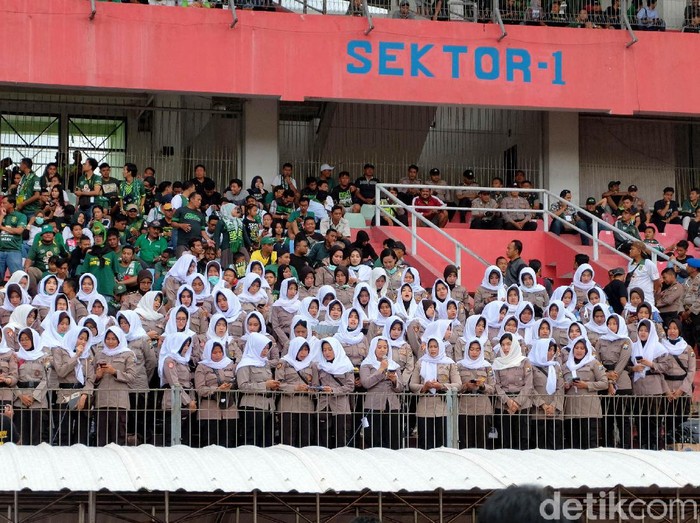 Puluhan personel Polisi Wanita (Polwan) yang mengenakan kerudung warna putih membuka Final Piala Gubernur Jatim 2020 dengan membacakan Asmaul Husna di tribune VVIP Stadion Gelora Delta, Sidoarjo, Jawa Timur, Kamis (20/2/2020).
