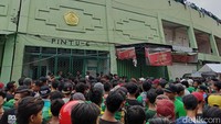 Bonek Mania memenuhi Stadion Gelora Delta Sidoarjo.
