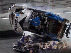 Ajaib, Pebalap Ini Selamat Usai Mobilnya Ditabrak, Melayang, Terbalik, dan Terbakar