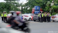 Polda Jatim menurunkan personelnya untuk mengamankan laga final tersebut. Mereka disebar di sejumlah titik yang dilintasi Bonek.