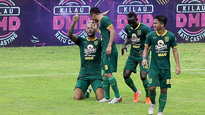 Pemain Persebaya David Da Silva (kiri) melakukan selebrasi usai mencetak gol pada laga semi final Piala Gubernur Jawa Timur melawan Arema FC  yang digelar tanpa penonton di Stadion Gelora Soeprijadi, Blitar, Jawa Timur, Selasa (18/2/2020). Persebaya menang dengan skor 4-2 dan memastikan lolos ke partai final melawan Persija Jakarta. ANTARA FOTO/Irfan Anshori/aww.