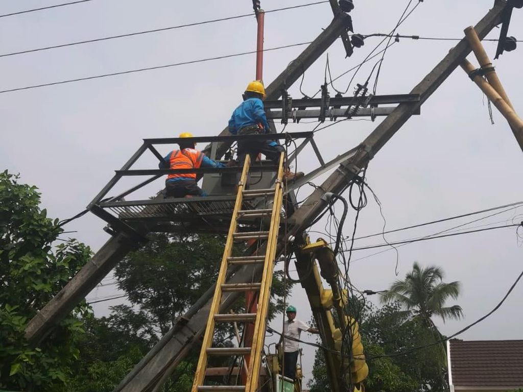 5 Jaringan Listrik di Bandung Barat Rusak Akibat Cuaca Ekstrem 5 Jaringan Listrik di Bandung Barat Rusak Akibat Cuaca Ekstrem