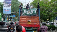 Tidak hanya motor, Bonek juga menggunakan truk untuk menuju stadion.