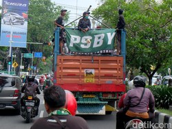 Tidak hanya motor, Bonek juga menggunakan truk untuk menuju stadion.