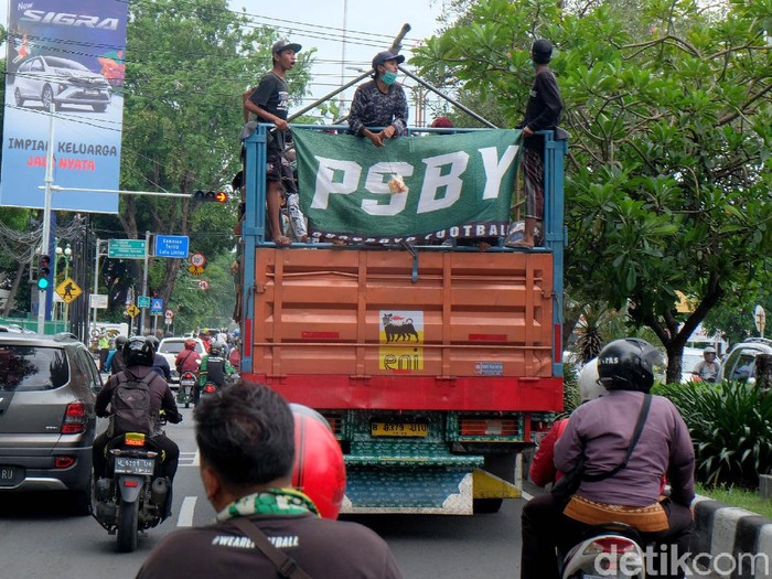 Bonek berdatangan ke Stadion Gelora Delta Sidoarjo untuk menonton langsung laga Final Piala Gubernur Jatim. Mereka datang dengan membawa atribut Persebaya.