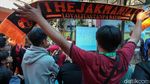 Tak Boleh ke Sidoarjo, Jakmania Nobar di Kantor Kelurahan