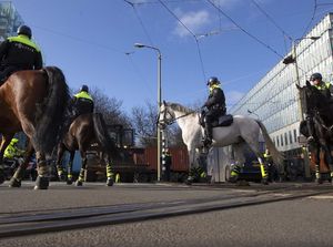 Demo Tolak Jam Malam di Belanda Ricuh, Mobil Dibakar-Toko Dijarah