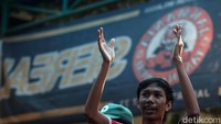 Tepuk tangan suporter juga menyemarakkan nobar di Kantor Kelurahan Tanah Sereal.