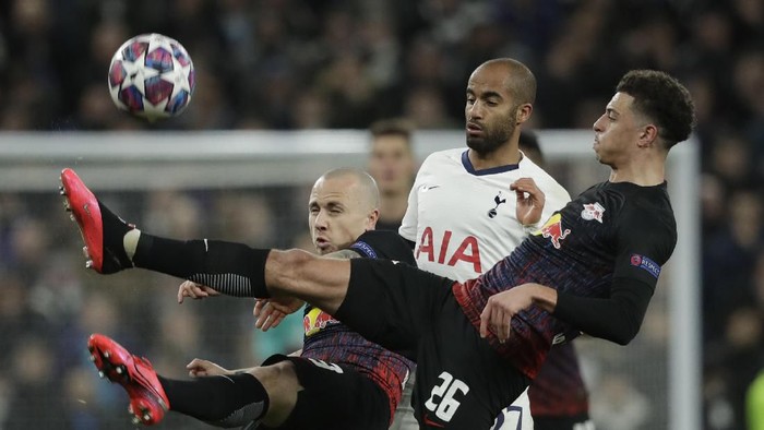 Tottenhams Lucas Moura, center, is challenged by Leipzigs Angelino, left, and Leipzigs Ethan Ampadu during a first leg, round of 16, Champions League soccer match between Tottenham Hotspur and Leipzig at the Tottenham Hotspur Stadium in London, England, Wednesday Feb. 19, 2020. (AP Photo/Matt Dunham)
