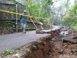 Jalan Desa di Ciamis Ambles,  Aktivitas Warga Terganggu