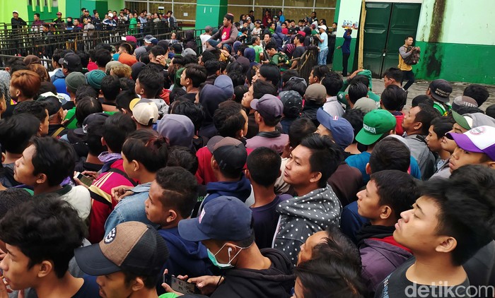 Ribuan Bonek Antri Demi Tiket Final Piala Gubernur Jatim Final Piala Gubernur Jatim akan digelar di Stadion Gelora Delta Sidoarjo sore nanti. Ribuan Bonek telah antri demi membeli tiket pertandingan.