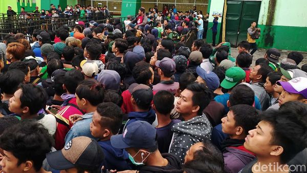 Ribuan Bonek Antre Demi Tiket Final Piala Gubernur Jatim