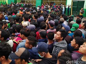 Ribuan Bonek Antre Demi Tiket Final Piala Gubernur Jatim