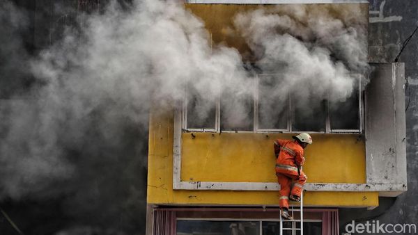 Perjuangan Petugas Damkar Padamkan Api di Kawasan Cakung