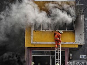 Perjuangan Petugas Damkar Padamkan Api di Kawasan Cakung