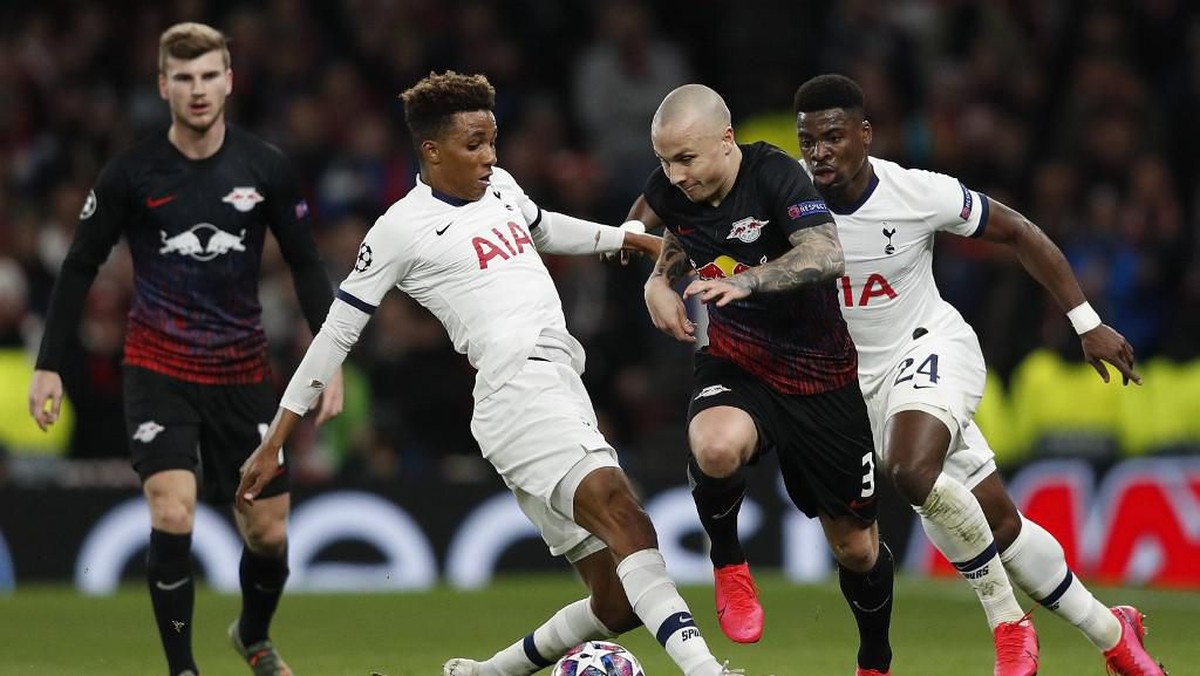 Tiga pemain RB Leipzig salah kostum saat menghadapi Tottenham Hotspur (Foto: Adrian DENNIS / AFP)