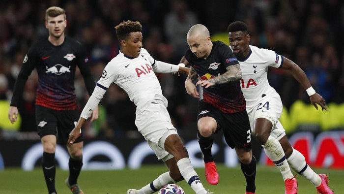 RB Leipzigs Spanish defender Angelino (2R) vies with Tottenham Hotspurs Portuguese midfielder Gedson Fernandes (2L) during the UEFA Champions League round of 16 first Leg football match between Tottenham Hotspur and RB Leipzig at the Tottenham Hotspur Stadium in north London, on February 19, 2020. (Photo by Adrian DENNIS / AFP)