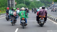 Mereka juga memakai beragam atribut Persebaya.