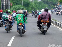 Mereka juga memakai beragam atribut Persebaya.